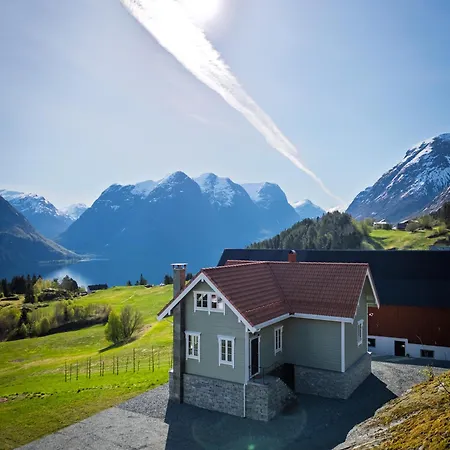 Tommerhuset Pa Brekketunet Stryn